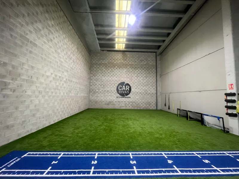 Amplia zona de entrenamiento con césped artificial.