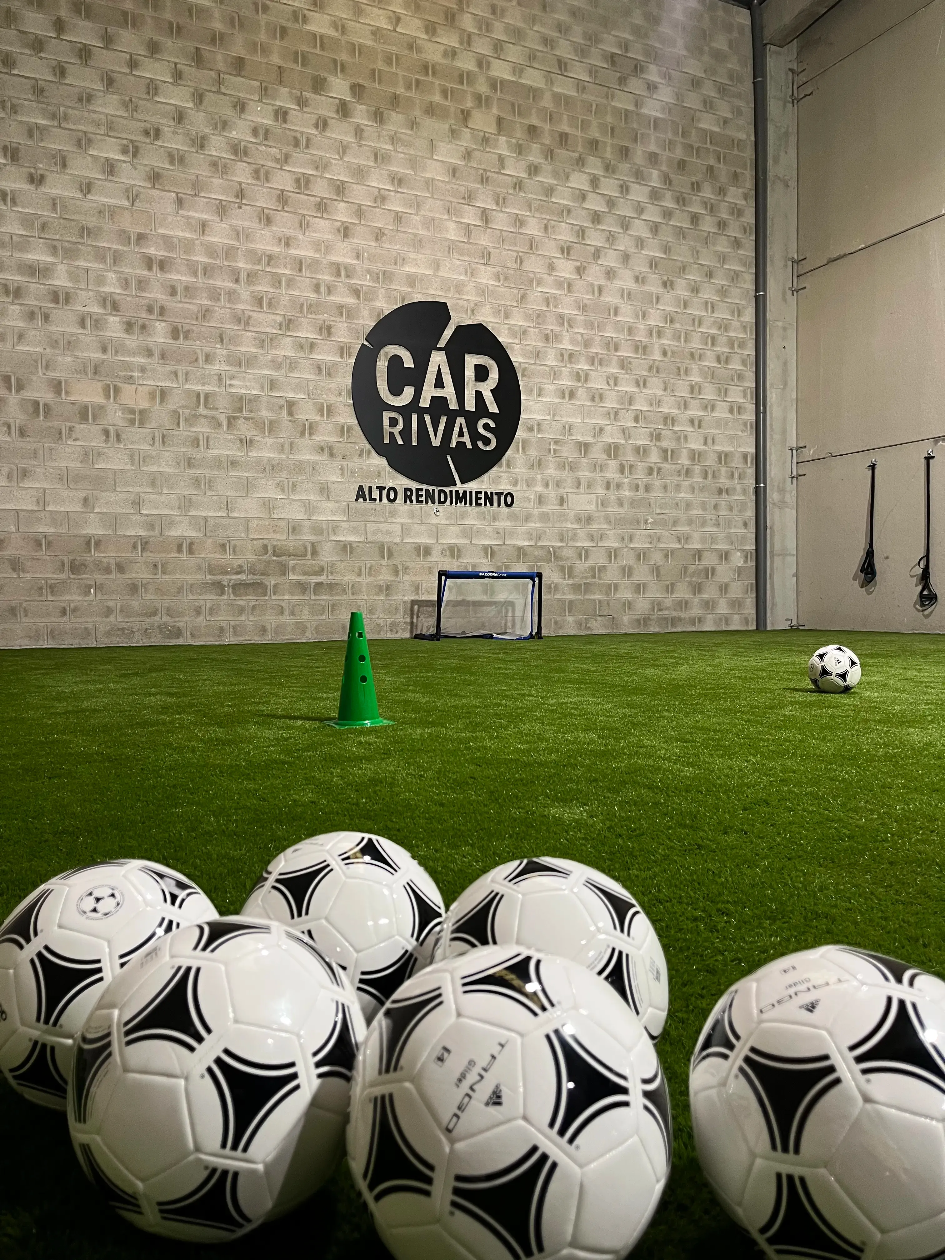 Jugador de fútbol entrenando en CAR RIVAS