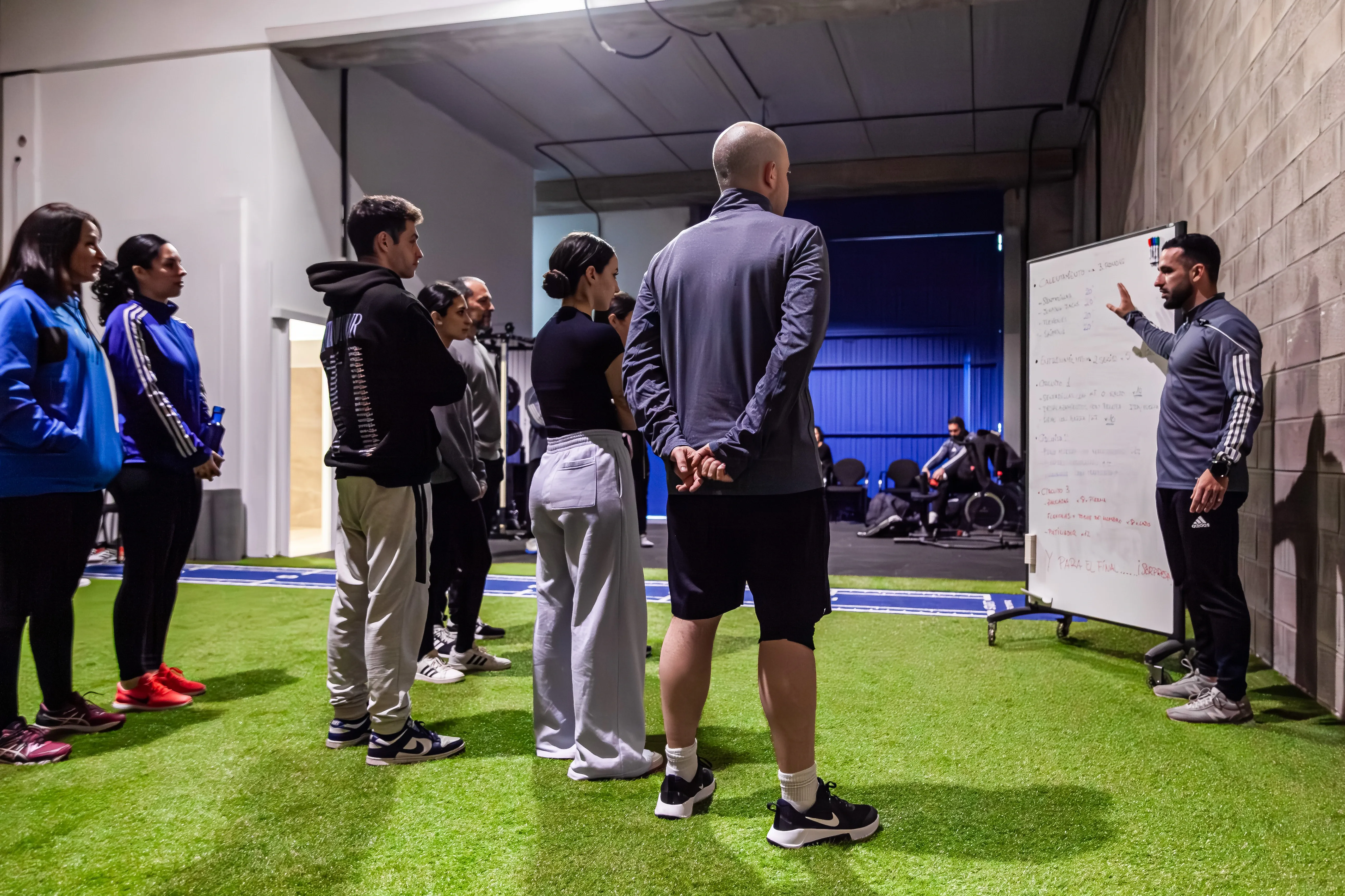 Entrenador de CAR RIVAS dando instrucciones a un grupo